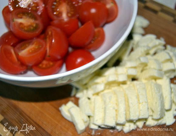Помидоры разрезать на половинки. Моцареллу нарезать кубиками.