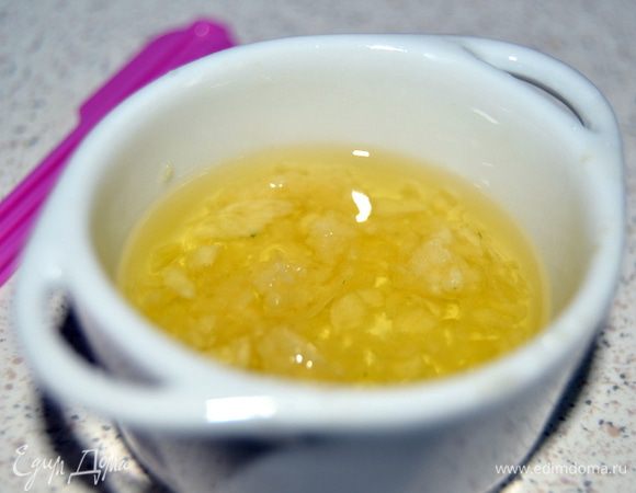 Чеснок измельчить и смешать с маслом.Отставить.