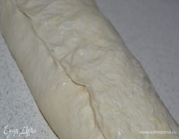 Свернуть тесто в рулет.Концы смочить водой и защипнуть края.