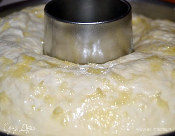 Свернуть тесто в кольцо и сверху смазать чесночным маслом.Я уложила тесто в разъемную форму,но можно и просто на противень.Оставить рулет отдохнуть минут на 15.Тем временем разогреть духовку до 200гр.Выпекать около часа.В оригинале печется за 30 минут,но у меня за это время низ был совсем сырой.Так что ориентируйтесь по своей печке.