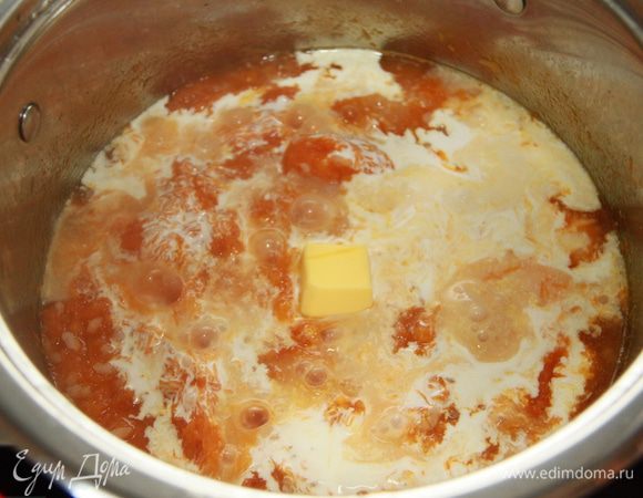 Добавьте сливки и масло. Томите на слабом огне еще 5–7 минут. Вкусная и полезная каша готова! Можно пюрировать блендером.