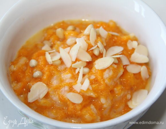 Посыпьте орешками и миндальными лепестками. Подавайте теплой. Отличный завтрак!