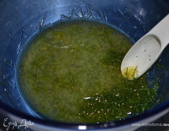 Смешать в блюде оливковое масло, лимонный сок и укроп. Посолить и поперчить.