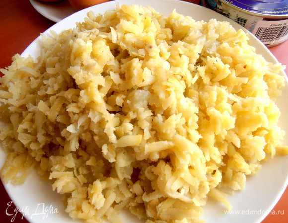 Картофель отварить в мундирах.очистить и натереть на крупной тёрке...или растолочь,пока горячий!