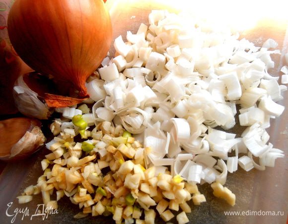 Лук,чеснок мелко покрошить...