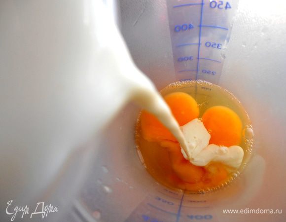 Делаем заливку. В шейкер вбиваем яйца и вливаем сливки или молоко...У меня отстоявшиеся сливки от деревенского молока,поэтому жирность не знаю)))