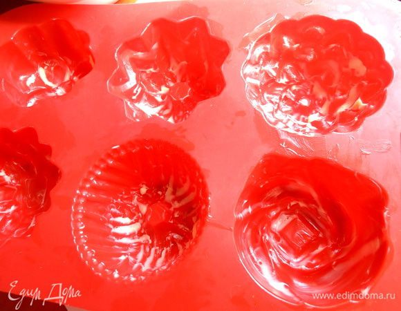 Силиконовые формочки смазываем сливочным маслом.