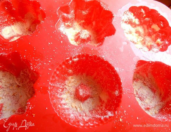 Присыпаем молотыми сухарями...