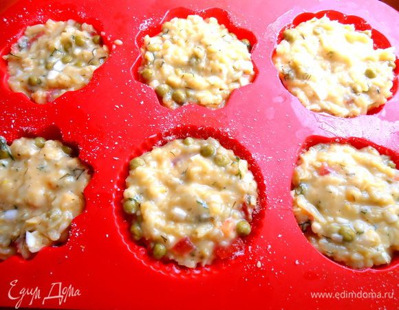 И распределяем всё "тесто" по ячейкам...Ох.как я люблю,когда не остаётся лишнего состава и не надо искать дополнительную формочку)))