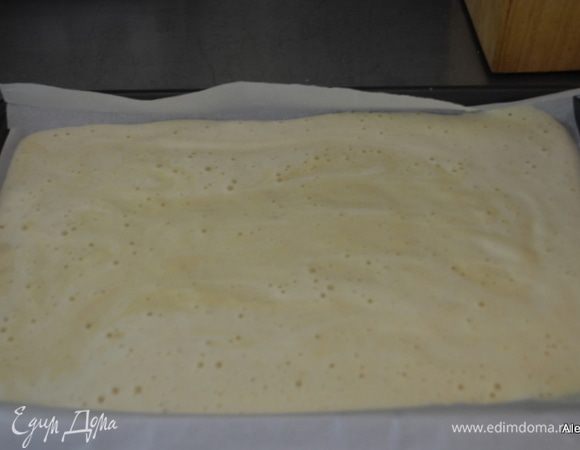 Вылить на приготовленный противень и разровнять лопаточкой.
Для тех кто боится что тесто прилипнет можно предварительно промаслить бумагу со стороны теста.
Поставим в духовку на 8-10 мин.