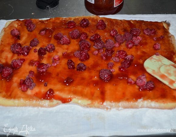 Развернем и смажем джемом. Затем выложим поверх ягоды.