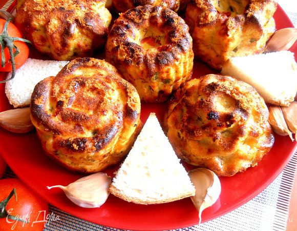 Между ними вырезаем треугольники из батона...