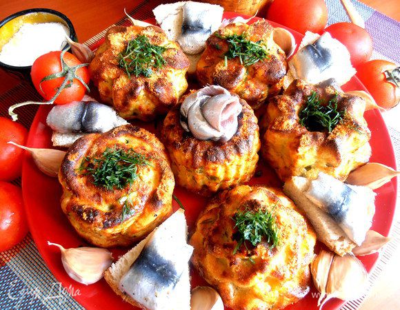 На хлеб кладём килечку (смазывать маслом хлеб не стала из-за жары!)...Кексы присыпаем укропом.