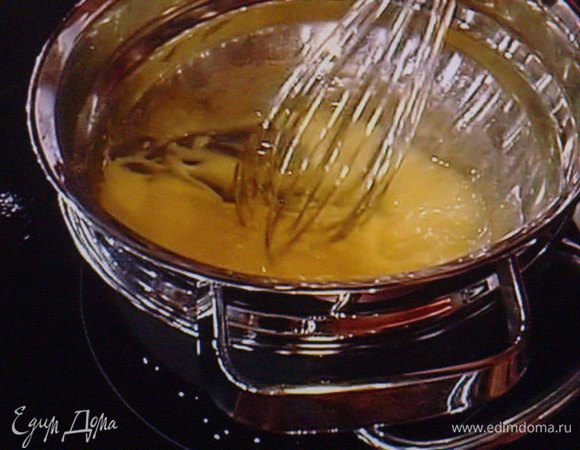 Хорошо все взбить и заварить на маленьком огне или водяной бане до загустения.