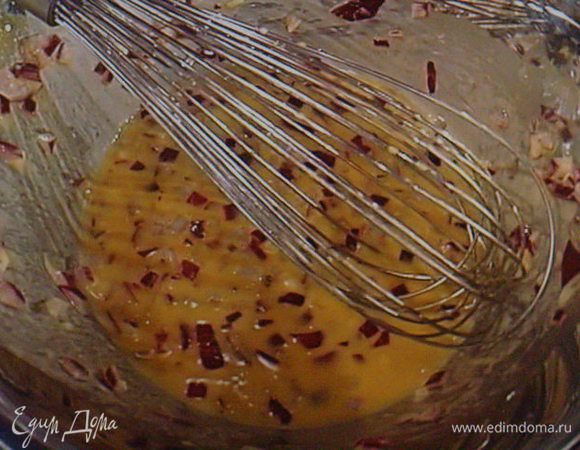 Покрошить измельченный красный лук и смешать его с соусом.