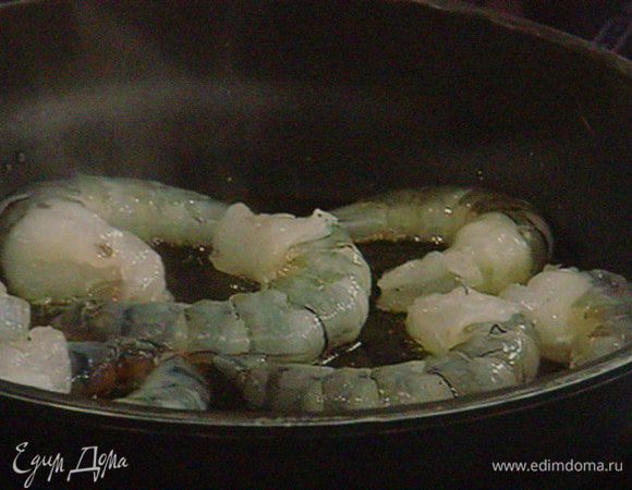 Креветки очистить от кишки и промыть под проточной водой.