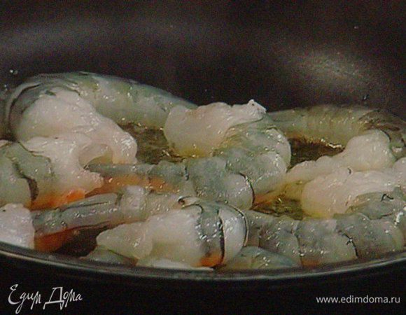 Порубить мелко шалот и чеснок. На разогретом оливковом масле поджарить креветки вместе с луком и чесноком в течение нескольких минут на среднем огне.