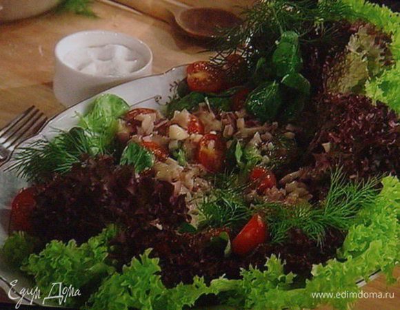 Подготовить салатный микс, выложить на блюдо, нарезать помидоры черри, полить 3/4 соусa, посолить и поперчить.