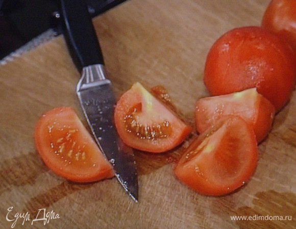 для салата помидоры бланшировать в кипятке, снять кожицу,  нарезать на дольки.