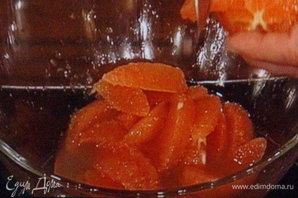 грейфрут освободить от шкурки и перепонок, вырезая острым ножом мякоть дольками и собирая сок.