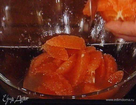 грейфрут освободить от шкурки и перепонок, вырезая острым ножом мякоть дольками и  собирая  сок.