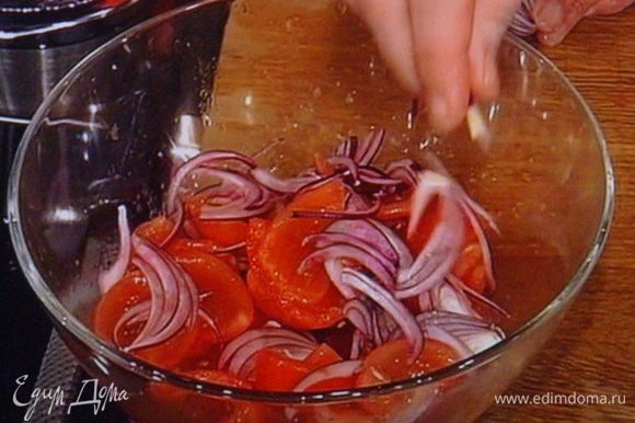 лук порезать тонкими стружками. Соединить в миске все ингридиенты для салата с салатным листьями.