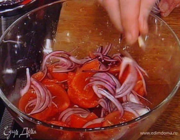 лук порезать тонкими стружками.  Соединить в миске все ингридиенты для салата  с салатным листьями.