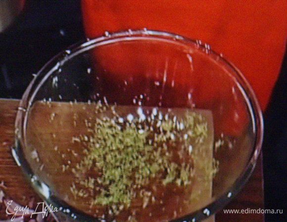 для  дрессинга снять цедру с 1  лайма, выдавить сок. Соединить сок лайма с соком грейпфрута,  мёдом, цедрой, солью, перцем и оливковым маслом. Добавить пару капель ванильного экстракта (по желанию).