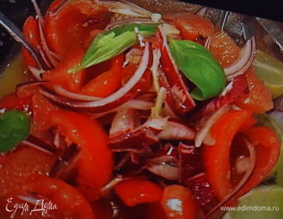 Салат полить дрессингом и оставить мариноваться. Добавить листики базилика.