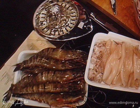 Морепродукты можно выбрать по желанию. Мне повезло найти королевские креветки, иногда их называют лангустины. У креветки надрезать на спинке панцырь, удалить кишку. Кальмары промыть под проточной водой, так же и креветки. Рыбу разрезать на части. 