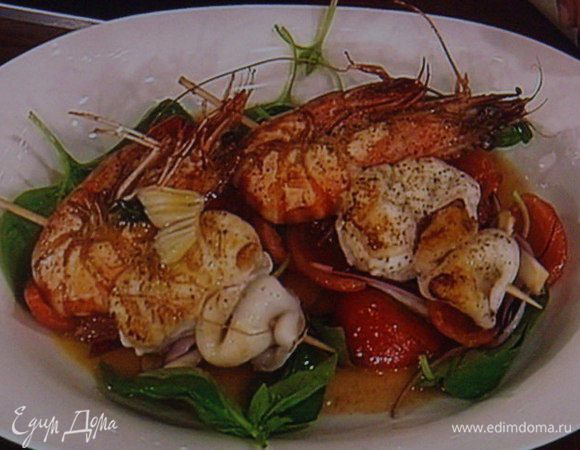 готовые шашлыки выложить порционно на салат, подавать по желанию тёплыми. Приятного аппетита !!