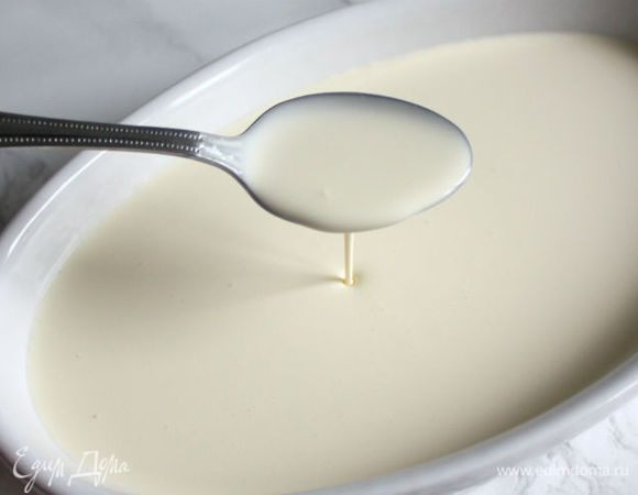 Налейте сливки в  жаропрочную форму - слой  около 5 см. 