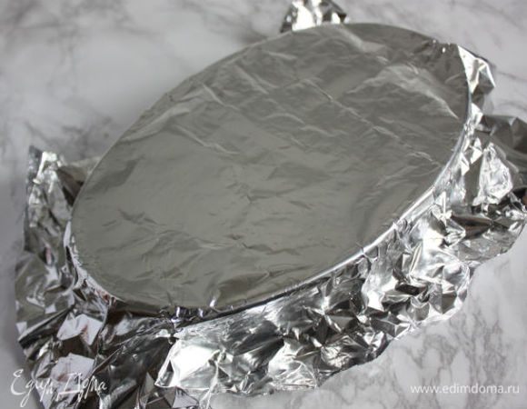 Накройте фольгой и поставьте в разогретую до 85*С духовку. Оставьте  там на 10 часов, а в идеале на 12 ч. Да-да, именно так. При постоянной невысокой температуре мельчайшие шарики жира будут подниматься вверх, не сливаясь друг с другом, но формируя густую массу.