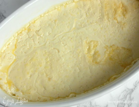 Осторожно выньте из духовки, снимите фольгу. На поверхности топлёных сливок  будет  плёнка и местами корочка из  масла - это нормально. Остудите при комнатной t, уберите в холодильник на 8 ч. Холод вызовет образование кристаллов жира и вся масса станет твёрже.