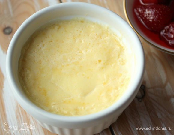 Можно готовить и в больших рамекинах, если требуется совсем немного сливок. Достаньте из холодильника ёмкость. Застывшее масло я предпочитаю снять, чтобы оно не выглядывало крупинками. Широкой перфорированной лопаткой или большой вилкой переложите толстый плотный слой топлёных сливок в контейнер или в банку, закройте. Жидкую часть используйте в выпечке. Чем жирнее сливки, тем меньше будет жидкого остатка.