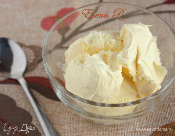 Вот и всё! Топлёные сливки перед вами. Хранить в холодильнике 3-4 дня. Конечно, их можно намазывать не только на сконы (см. в моих рецептах, как и джем), но и на любые булочки, использовать для приготовления мороженого, для крема  в десерты, к сырникам и супам, в каши и соусы к мясу и овощам . Наслаждайтесь!