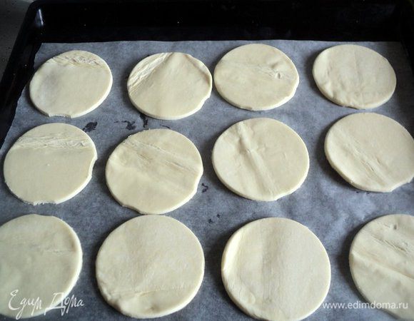 Готовое слоеное тесто слегка раскатать и вырезать при помощи формочки кружки. 