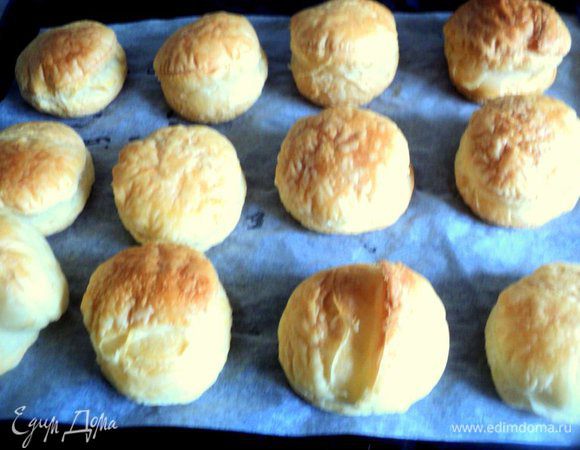 Выложить на противень и выпекать при 180 градусах до румяности. На это уйдет около 20-30 минут.