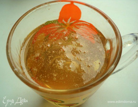 Из сахара и 50мл воды сварить сироп до состояния, когда капелька сиропа  между пальцами рук образовывала нить. Охладить сироп до 40 градусов. 