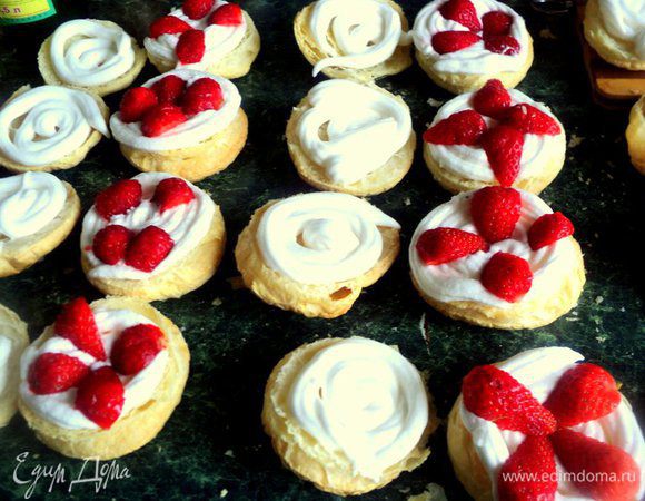 Сверху положить половинки или четвертинки ягод. 