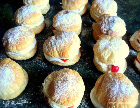 Накрыть начинку, второй половинкой пирожного с кремом. Таким образом сформировать все пирожные. 