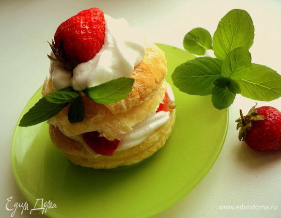 Готовые пирожные  посыпать сахарной пудрой, украсить белковым кремом, клубникой и мятой. Получается просто, празднично и вкусно. Приятного аппетита!