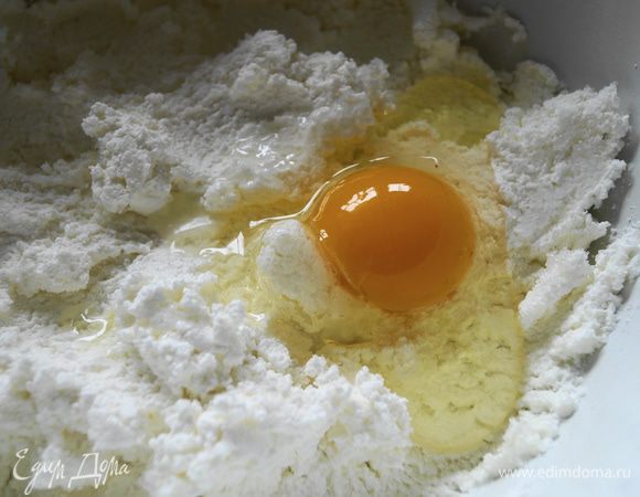 Творог протереть через сито, добавить сахар, ванилин  и хорошо перемешать. Вбить яйца.