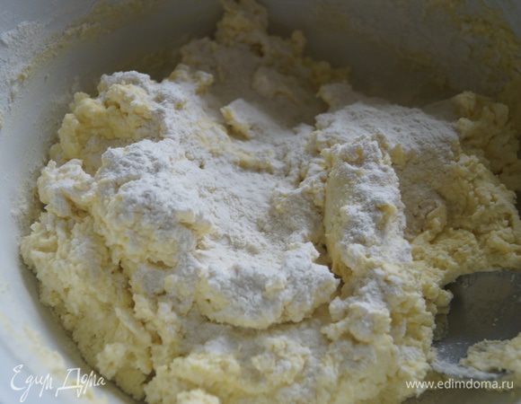 Хорошо перемешать и постепенно добавить всю муку. Перемешать.