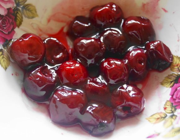 Вишни без косточек залить медом.