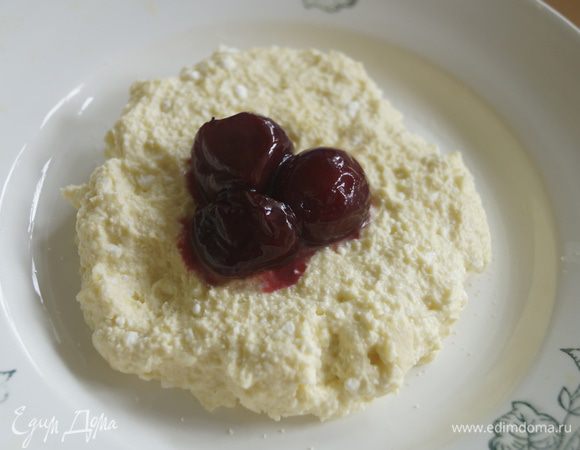 Взять немного творожной массы. Сделать из нее тонкий пласт, в середину положить вишню