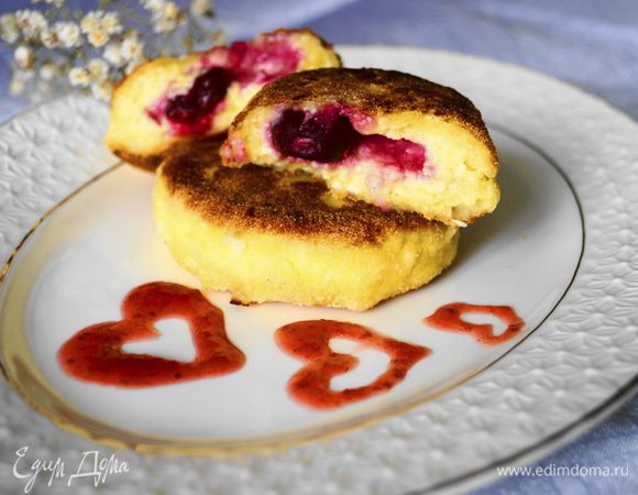 Такие сырники хороши как в горячем так и в холодном виде. Можно подавать с каким-нибудь сладким соусом. Приятного аппетита!!!