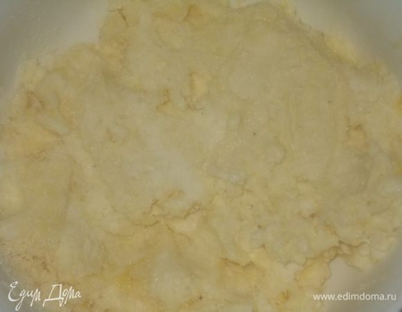 добавить сахар,манку,кефир и перемешать до однородной массы средней густоты