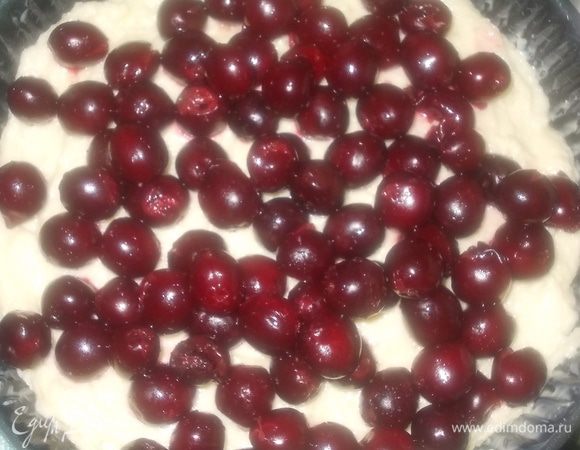 половину творожно-манной массы выложить в форму,сверху выложить вишню