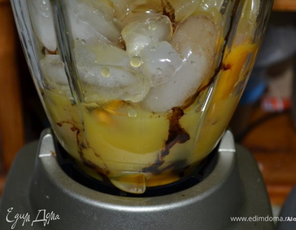 Все сложить в блендер, закрыть крышкой  и взбить  на высокой скорости.